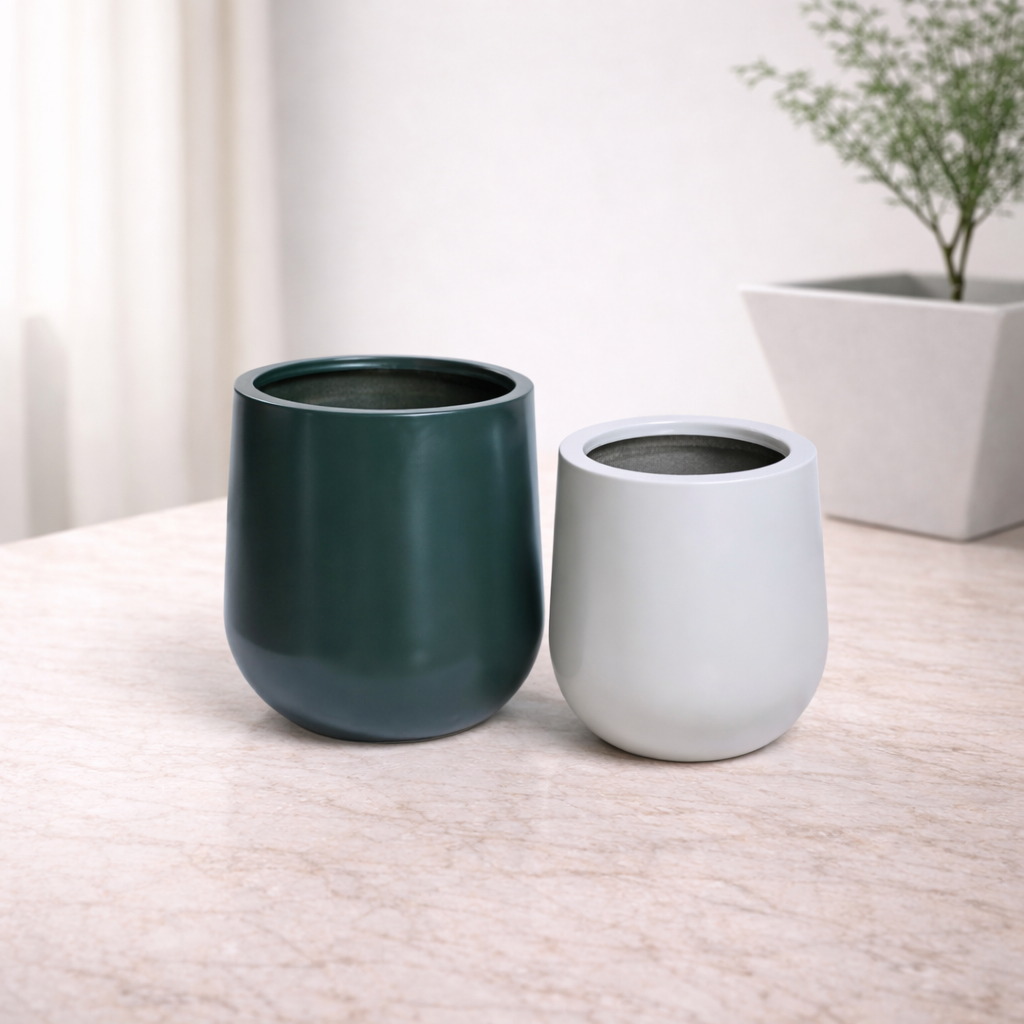 Şık saksılar ve mermer zemin